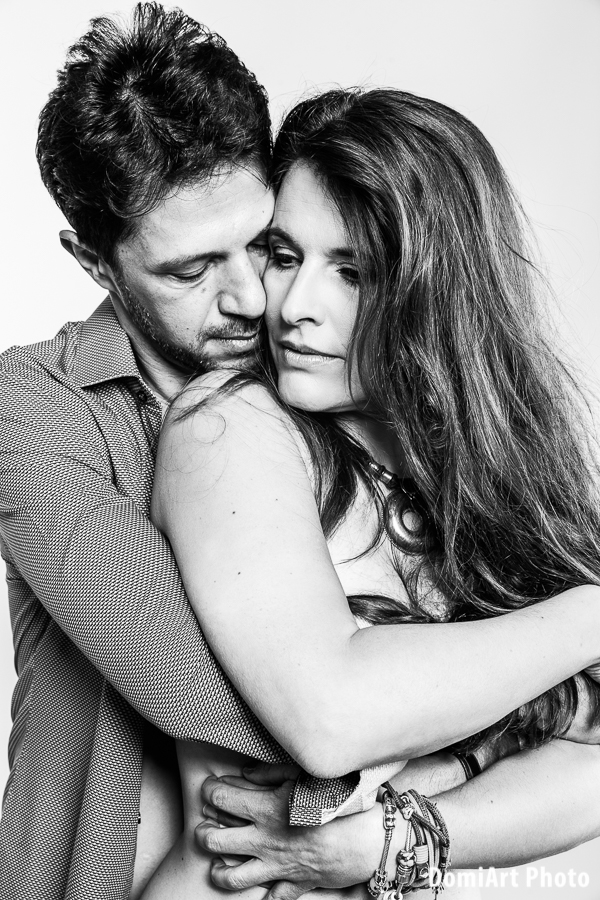 szenvedélyes páros fotózás a férfi és a nő egymás karjában fekete fehér kép, szenvedélyes páros fotózás