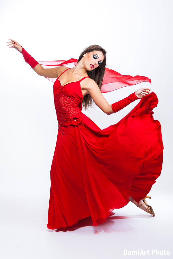 műtermi táncos fotózás, piros ruhában csodaszép mozdulatsor - debrecen
