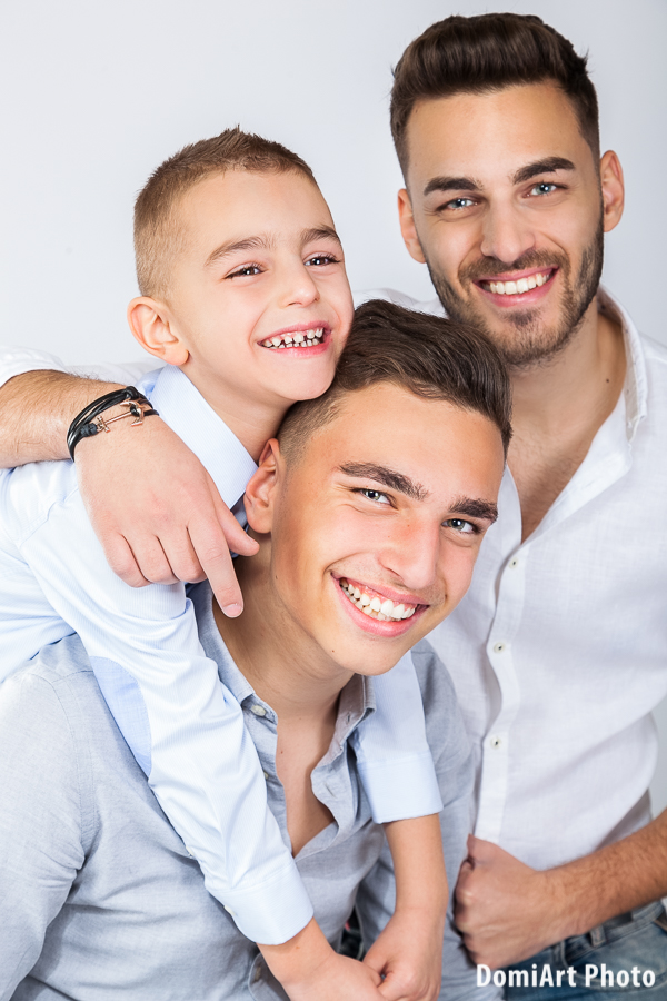 három fivér közeli portré, a legkisebb 6 év körül lehet - testvér fotózás debrecen