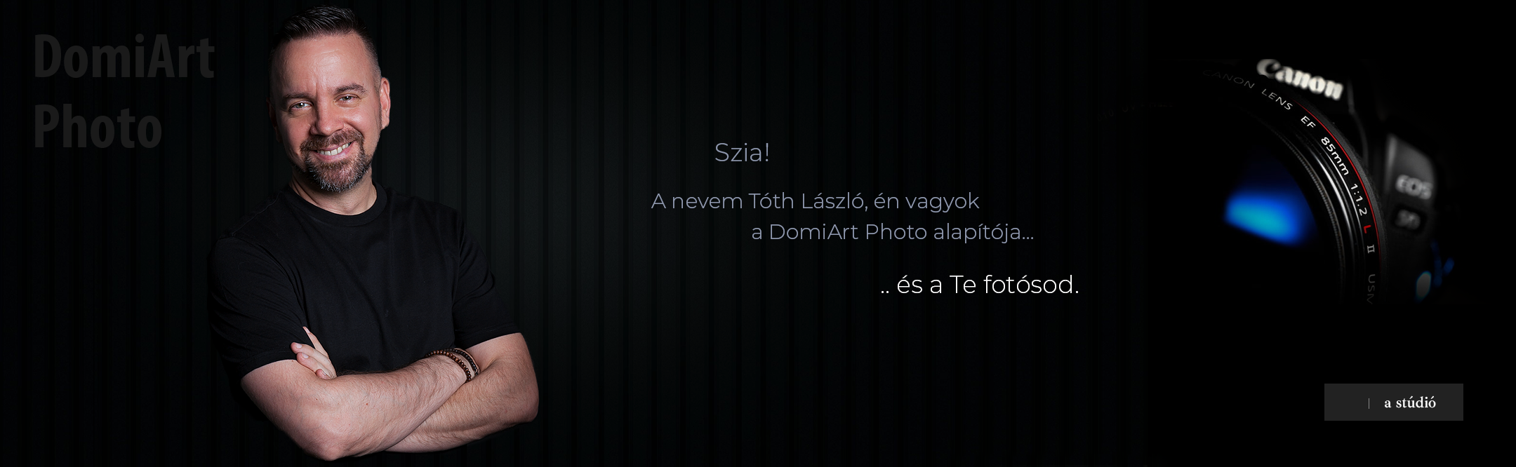 profi fotós Debrecen - fekete hátteres kép, ahol a fotós karbatett kézzel mosolyog, jobb oldalt pedig egy Canon 5D látható.