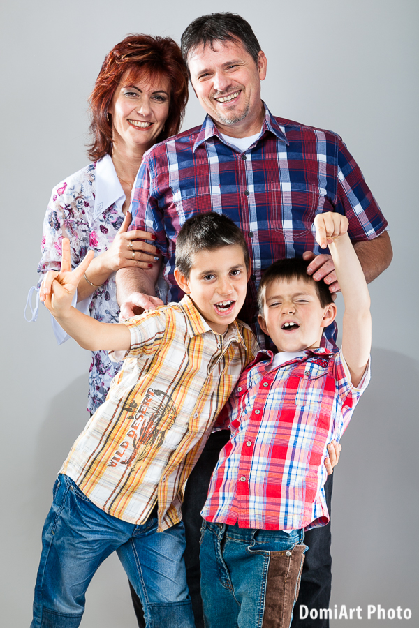 Négytagú család, apa. anya és a gyerekek vicces nevetős kép - családi fotózás Debrecen