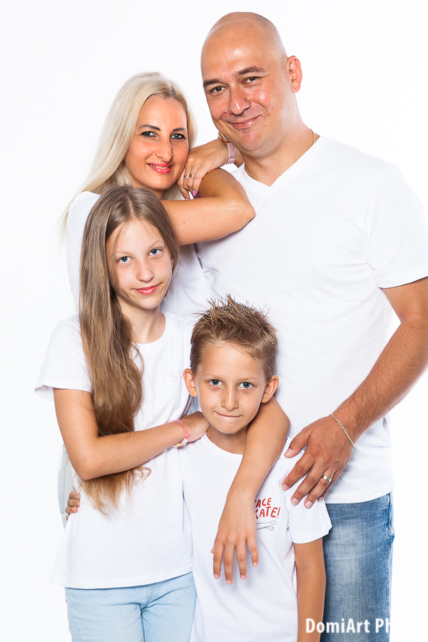 összeöltözős családi fotózás debrecen, fehér póló, kék farmernadrág