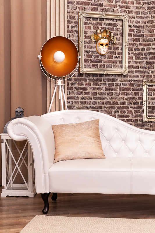 erotikus fotózás debrecen - wood and gold épített hátterünk zöld bársony fotel, sötét lambériázott fal és arany képkeret a falon, arany levelű pálmával