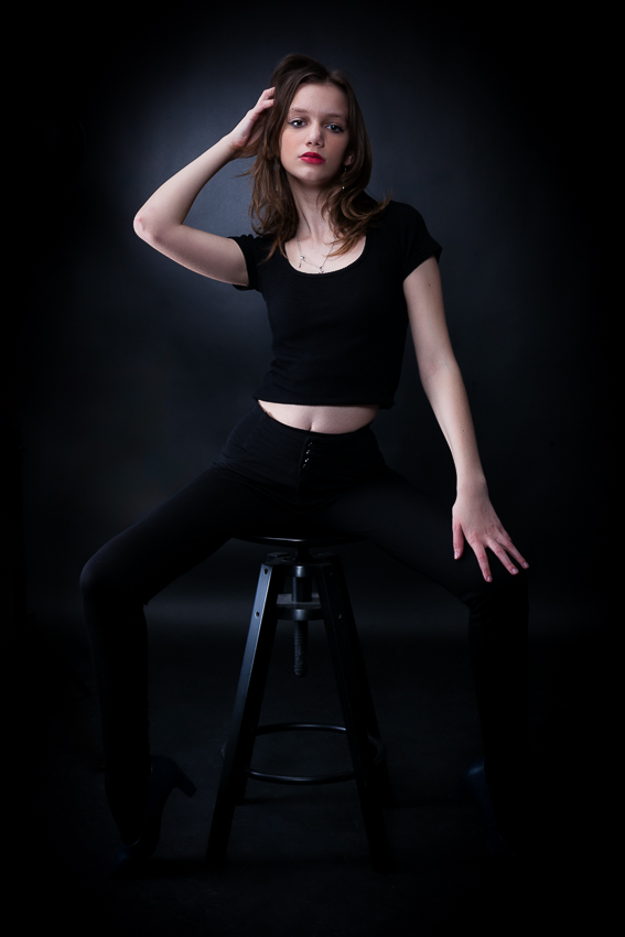 editorial fotó modell ügynökségi jelentkezéshez naturál retusálással speciális nehéz póz, a modell mindkét kezét maga elé tartja és úgy ér a feje tetejéhez - modell portfólió készítés debrecen