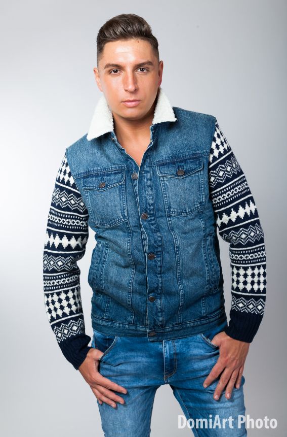 bélelt farmerdzsekis srác, félalakos férfi portré, laza testtartás, a kamerába néző tekintet