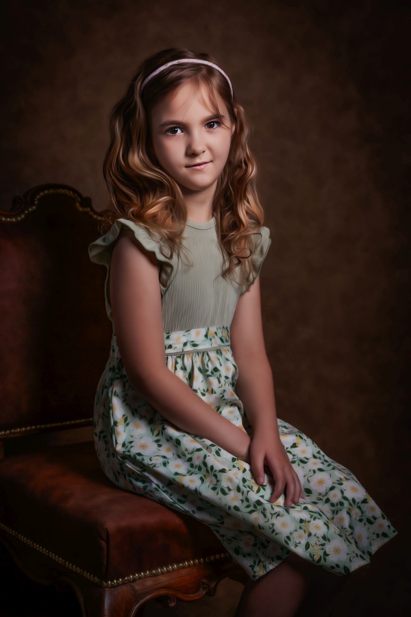 Fine art portré fotózás, közeli kislány portré, speciális barnás háttér előtt, debreceni stúdióban