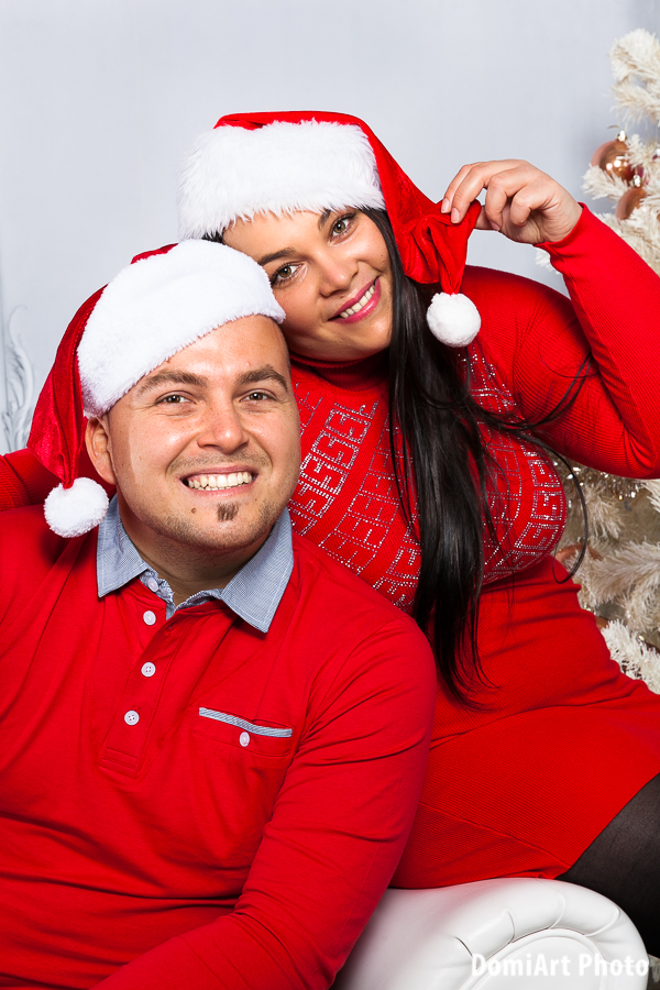 karácsonyi páros fotózás piros összeöltözős, nevetős mikulássapkás szettben - karácsonyi páros fotózás debrecen