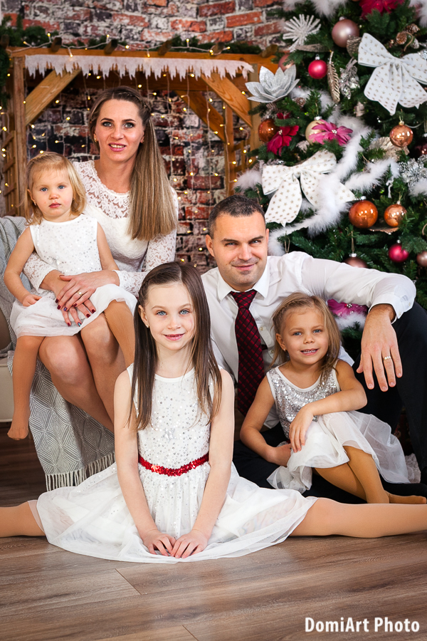 ledes karácsonyi izzófal előtti karácsonyi családi fotózás