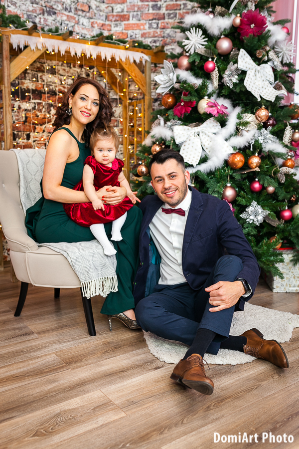 csodaszép család karácsonyi családi fotózáson, karácsonyfa előtt