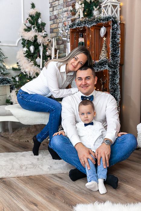 kék farmer - fehér ingörök klasszikus karácsonyi családi fotózás debrecen