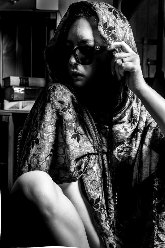 fa széken ülő hölgy teljes farmer szettben