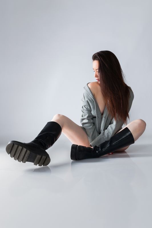 Műtermi színes kép, szolidan eltakart félakt női modellel - fashion glamour