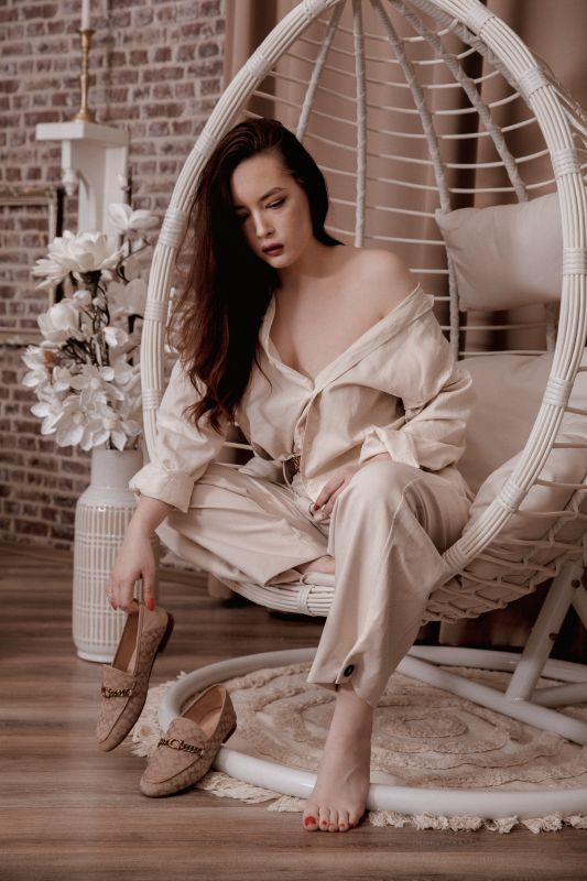 lifestyle glamour fotózás - bíbor kanapén