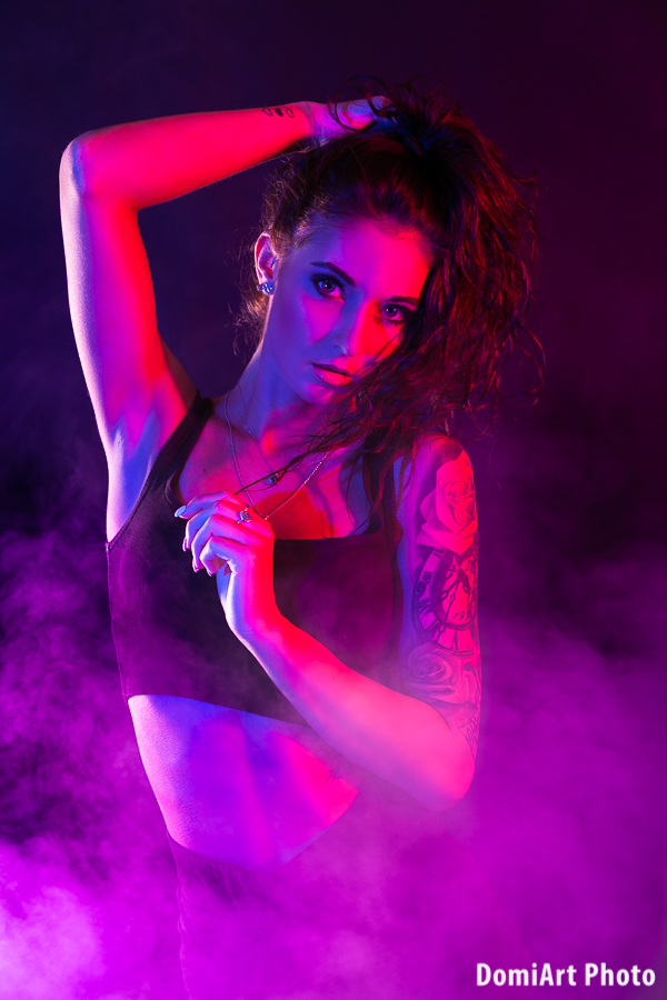 magazin színvonalú szereksztési munkafolyamat fotózás - modell portfólió fotózás különleges effektekkel - lila-kék fénnyel fekete háttér előtt - debrecen