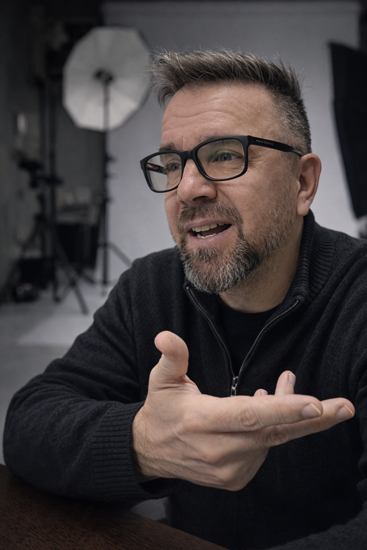 Tóth László, a DomiArt Photo szakmai vezetője tartja a modell képzést. 15 év casting tapasztalattal és több mint 100 modell portfólió készítésének múltjával.