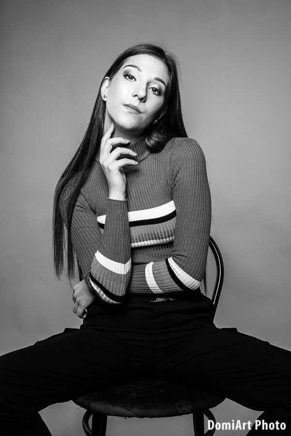 modell portfólió készítés fekete-fehér fénykép, széken ülő modell, félalakos kép Debrecen