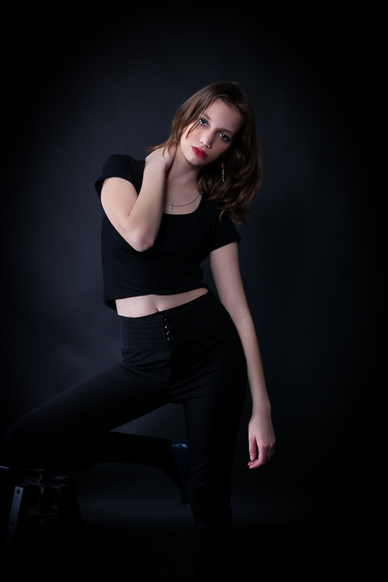 natural retussal készített editorial fotó, információt átadó jelleggel modell ügynökséghez, ahol jól látszik a lány alakja, a törzs vonala, mindez karakteres fényekkel,