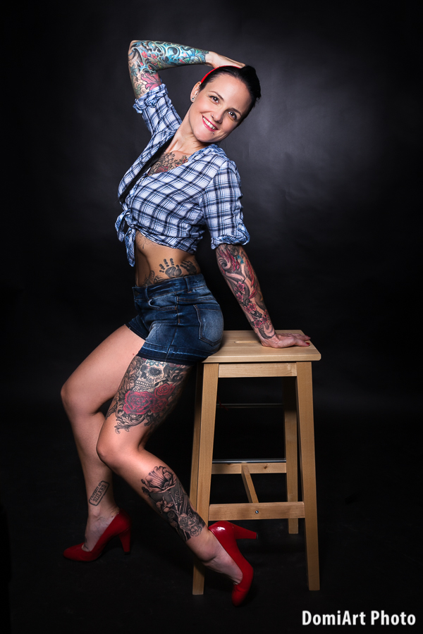 pöttyös ruhában pózoló tetovált lány - pinup fotózás debrecen