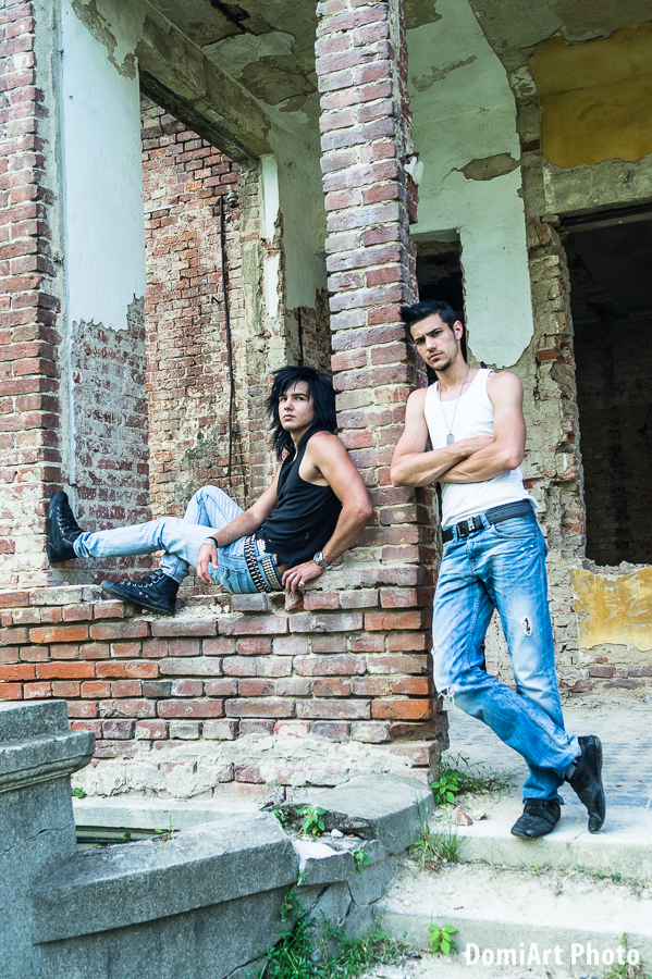 barátok szabadtéri fotózása - fiúk tanyáztak le egy omladozó ház mellett - Debrecen