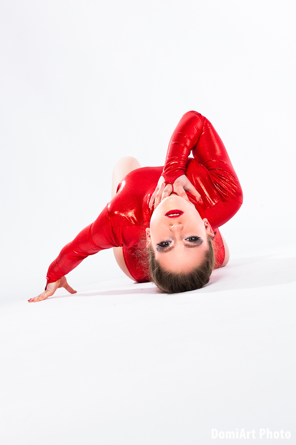 földön fekvő modell táncos mozdulattal és testtartással - táncos fotózás debrecen