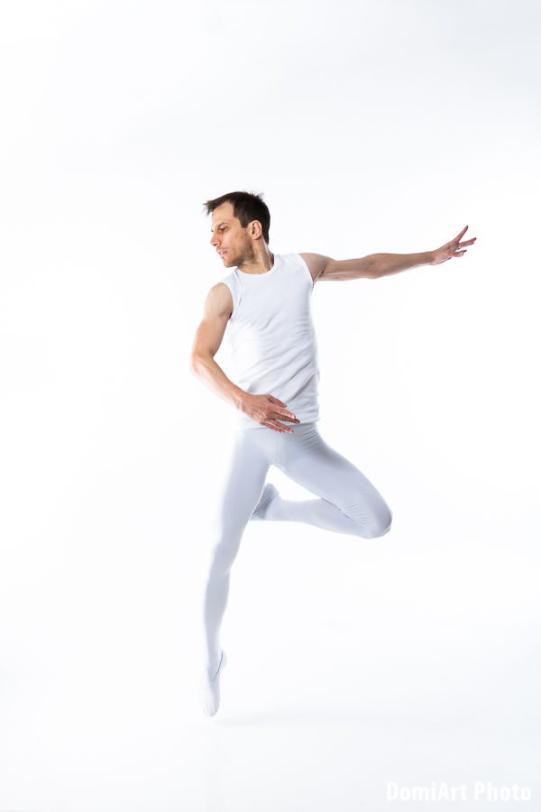 Balett fotózás Debrecen - a férfi táncos a magasba ugrik majd a levegőben készül a kép balett pörgés közben
