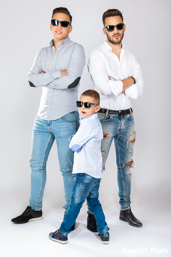 a három fivér összeöltözős kék ingben és napszemüvegben - testvér fotózás debrecen
